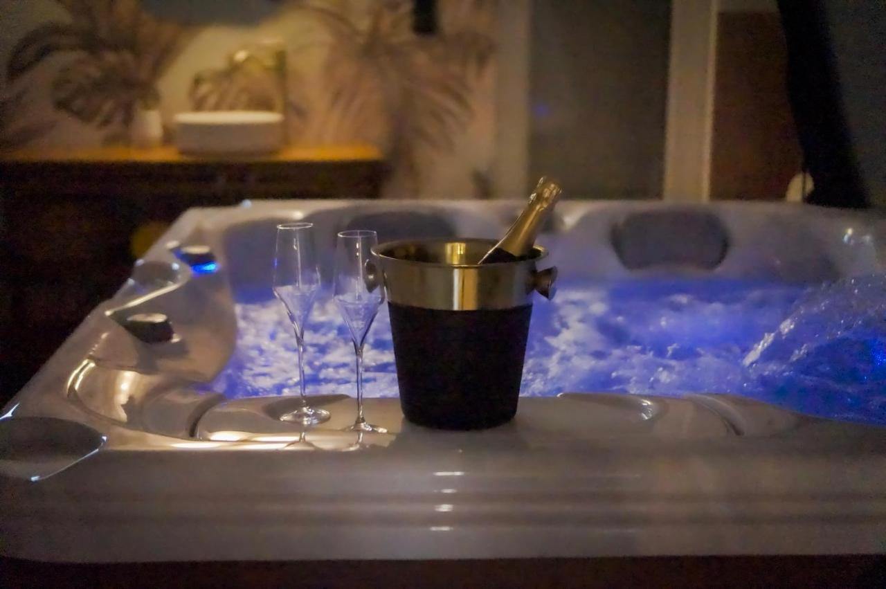Maison Eliste - Love Gite Chic Avec Jacuzzi Interieur Ла-Гасийи Экстерьер фото